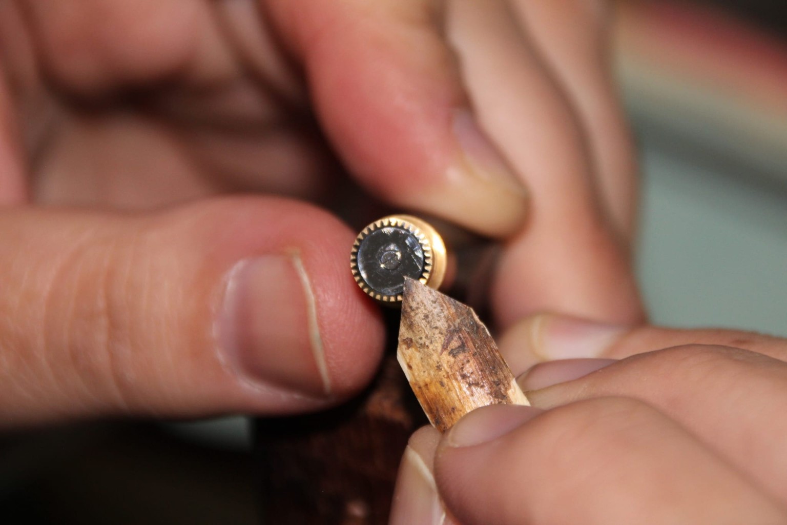 Polissage manuel d’une roue horlogère au bois